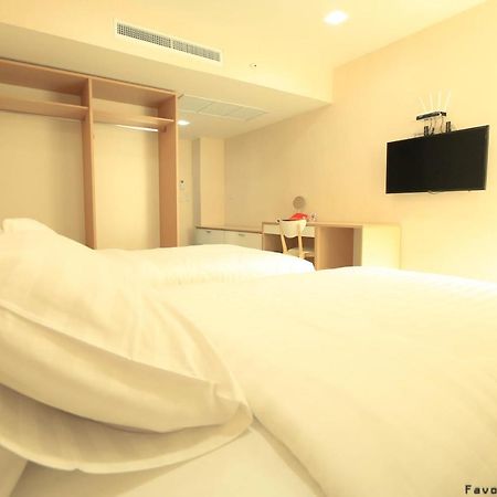 Favori Hostel Bangkok Surawong Экстерьер фото
