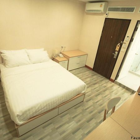Favori Hostel Bangkok Surawong Экстерьер фото