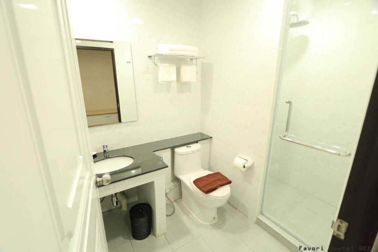 Favori Hostel Bangkok Surawong Экстерьер фото
